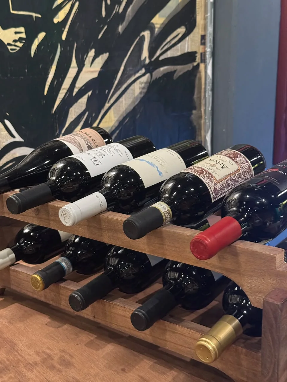 Seleção de garrafas de vinho na adega da Vila109
