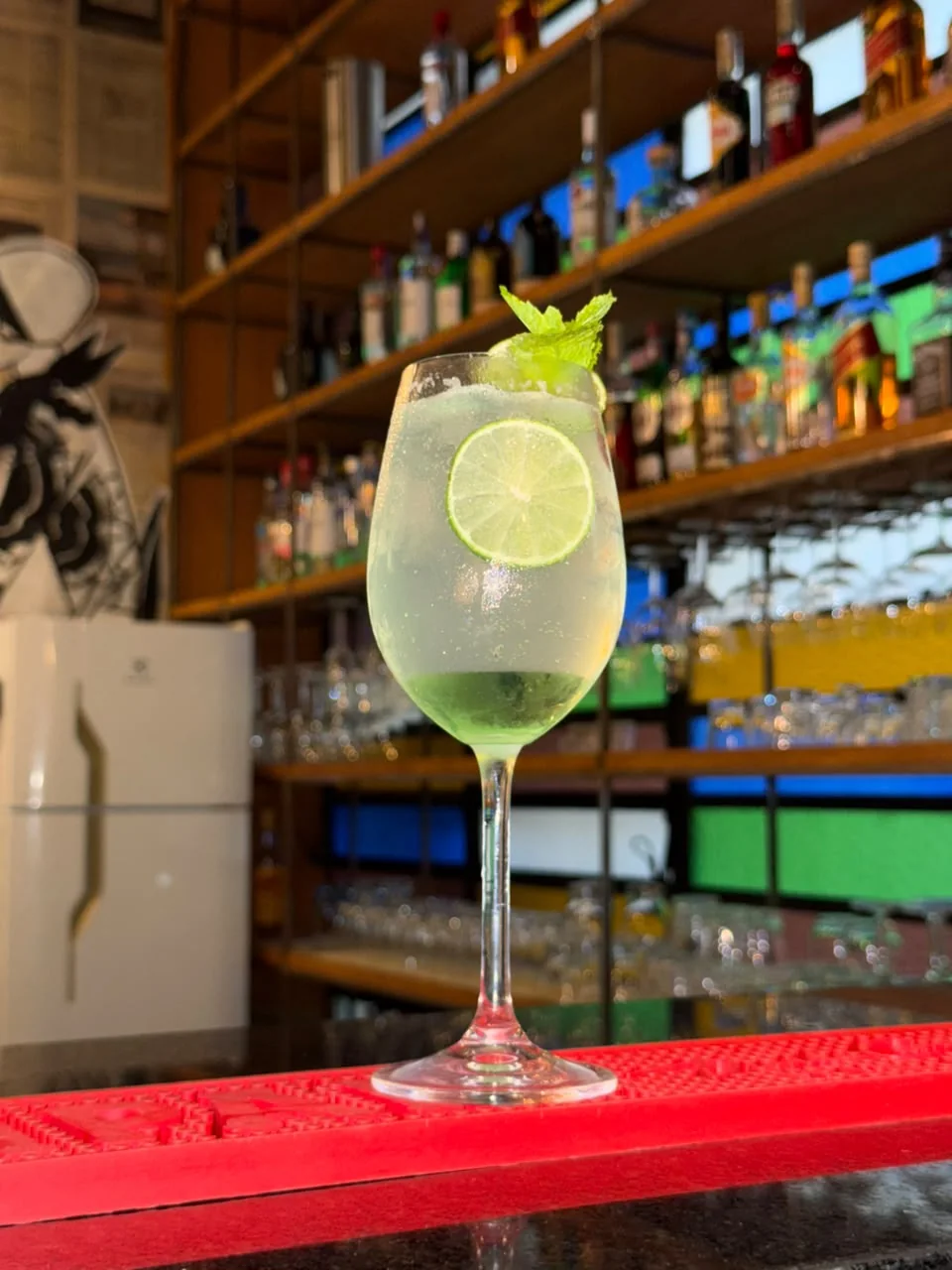 Coquetel com limão e hortelã servido no bar da Vila109