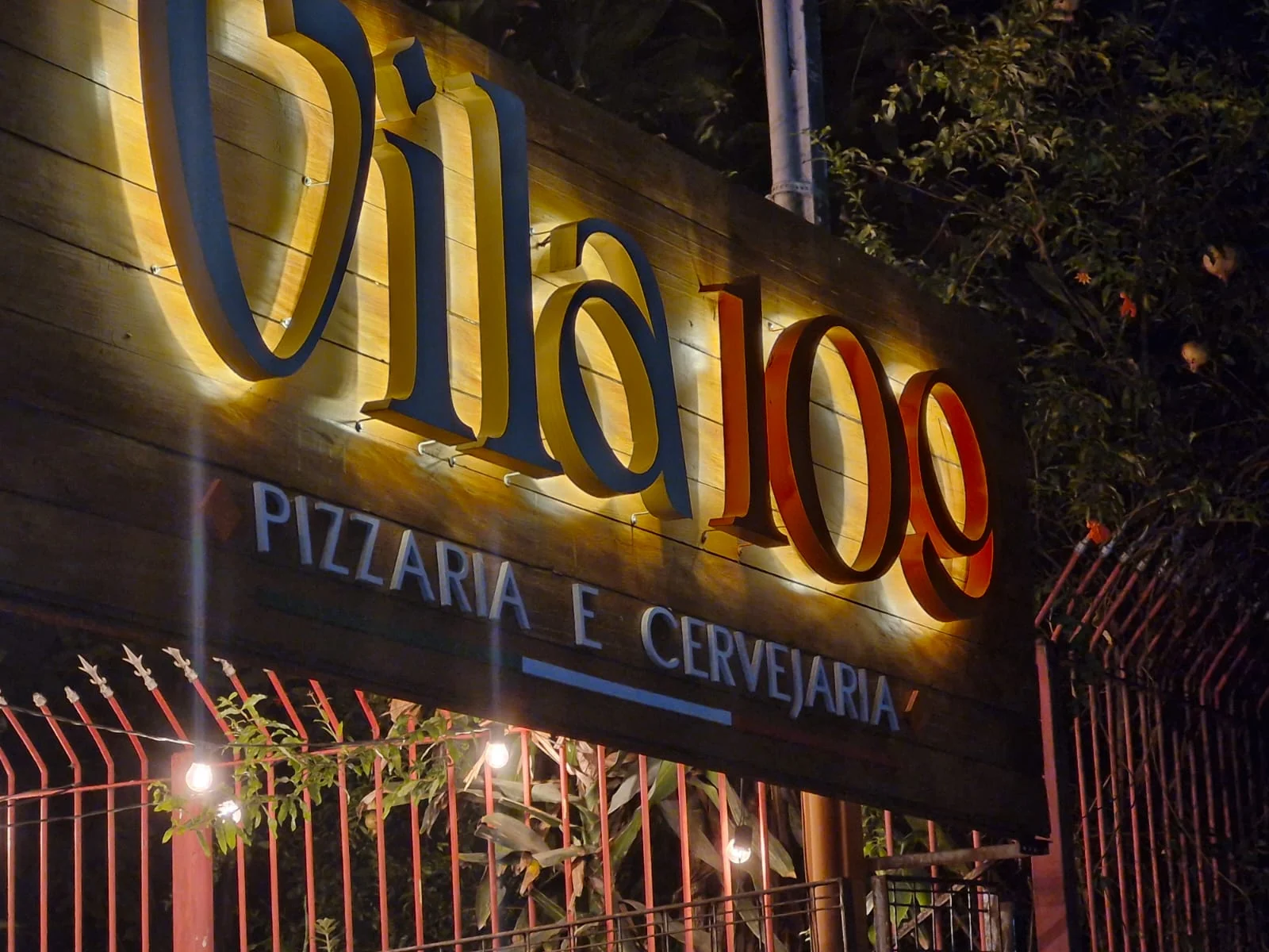Fachada iluminada da Vila109 em Perdizes