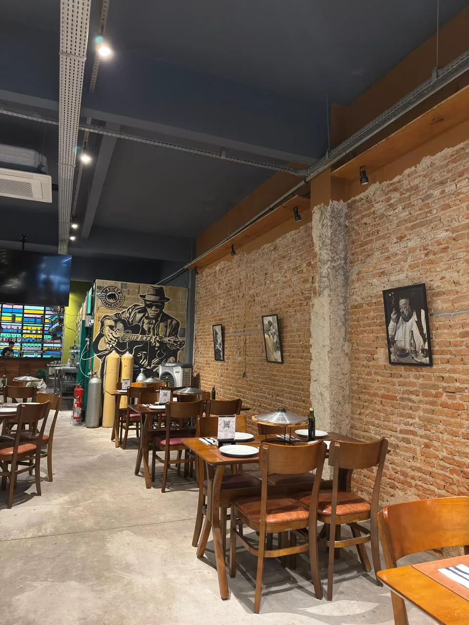 Salão da Vila109 com as mesas preparadas para receber convidados