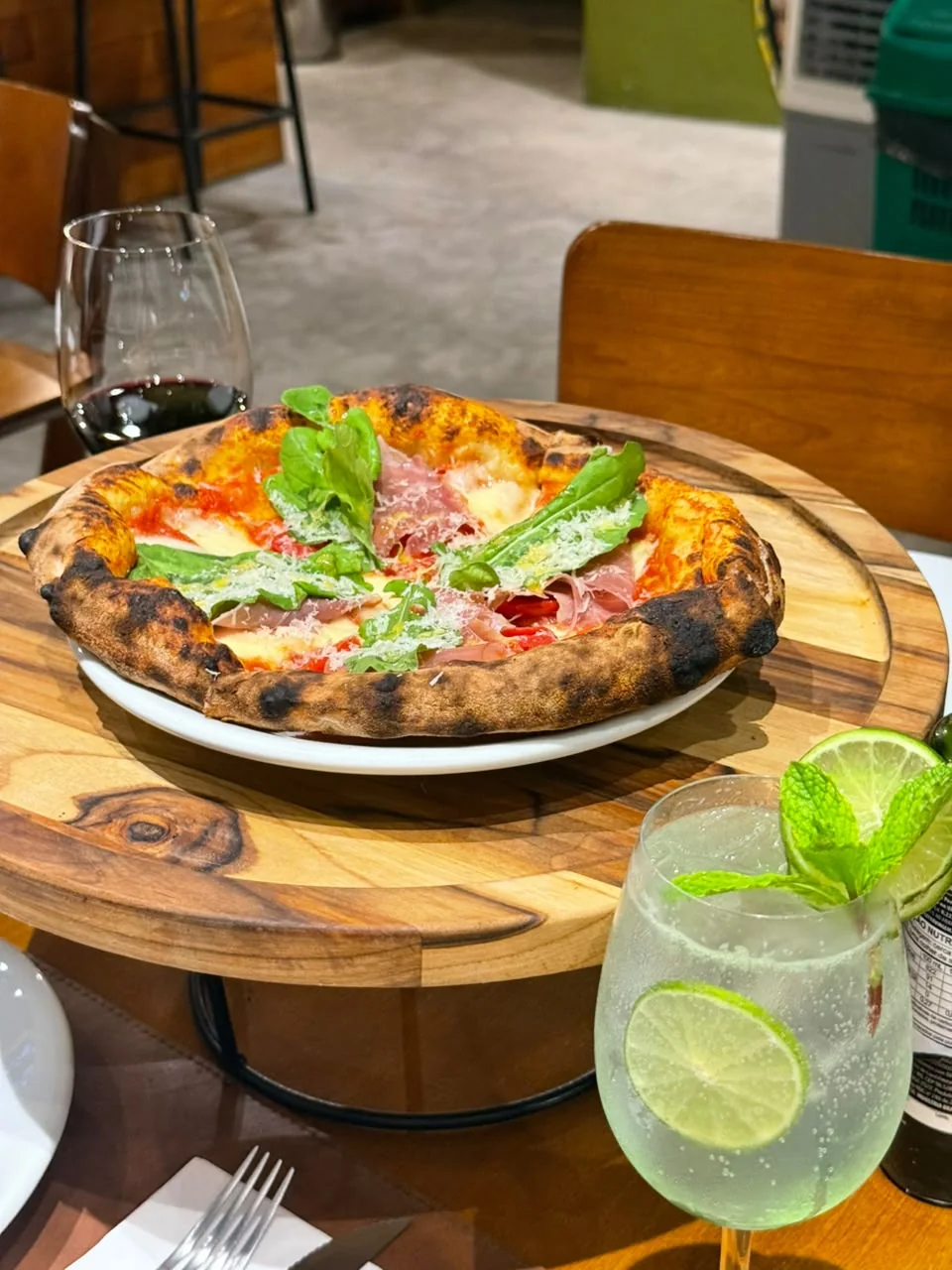 Pizza e coquetel servidos à mesa na Vila109